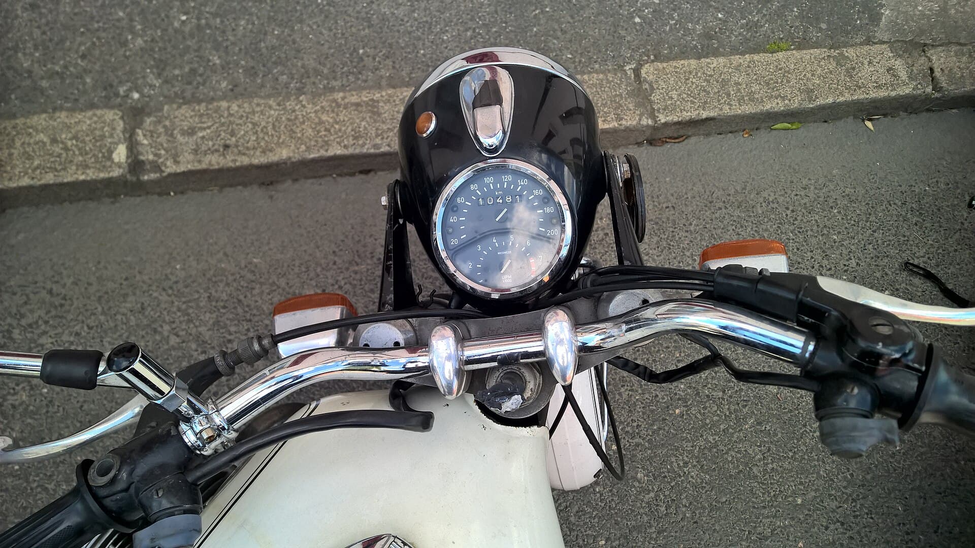Originalzustand, wie der Prüfer ihn mag: Lenker, Armaturen, Blinker und Schalter einer BMW R 60/5, so wie sie das Werk geliefert hat. Foto: Llann Wé², Wikimedia Commons, CC BY-SA 4.0, skaliert. Das Cockpit einer BMW R 60/5 mit Tacho und Drehzahlmesser, 10.481 km auf der Uhr