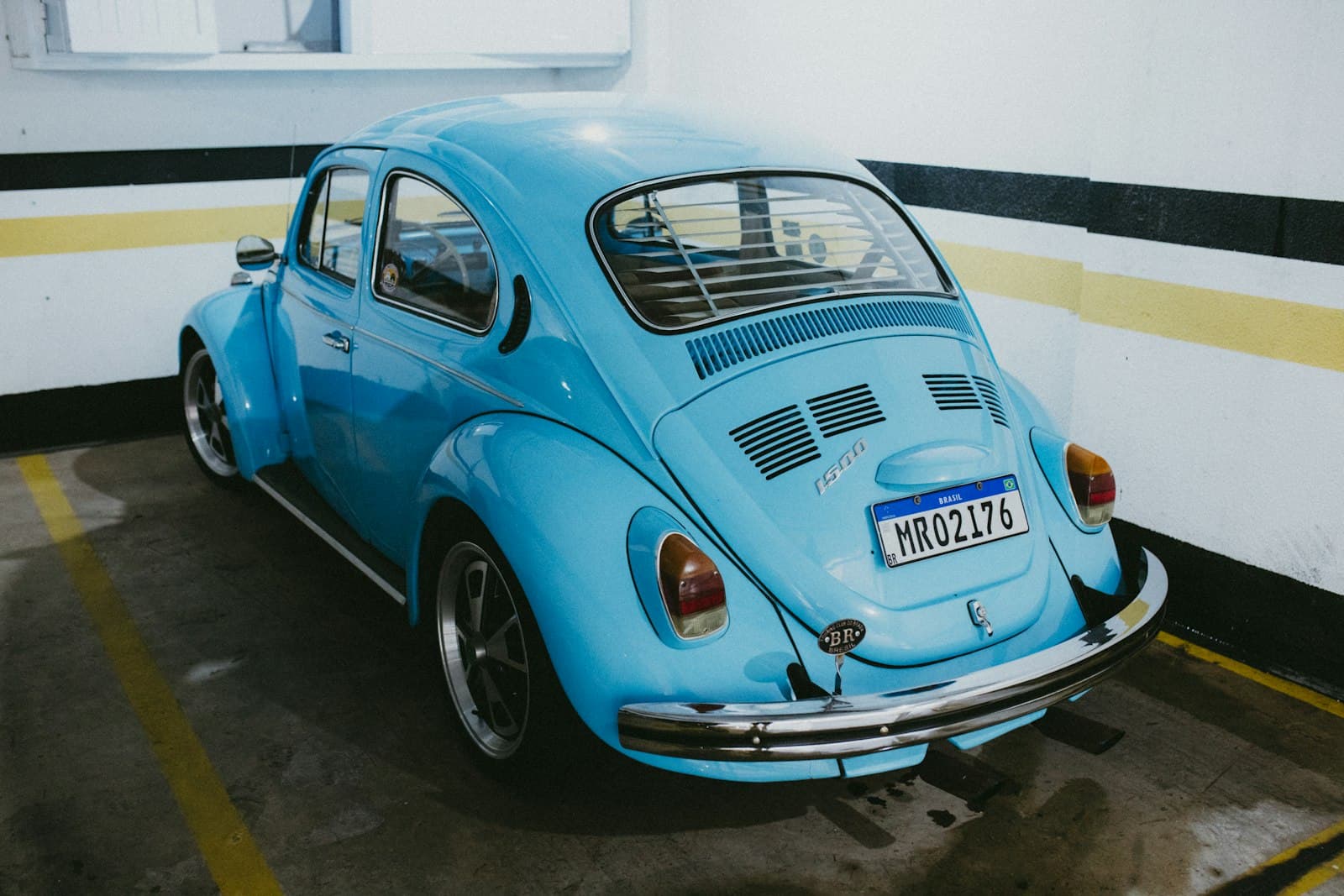 Ein Käfer wird am Blech gekauft: 10 Punkte an der Karosserie, dann der Rahmenkopf darunter. Ein VW Käfer