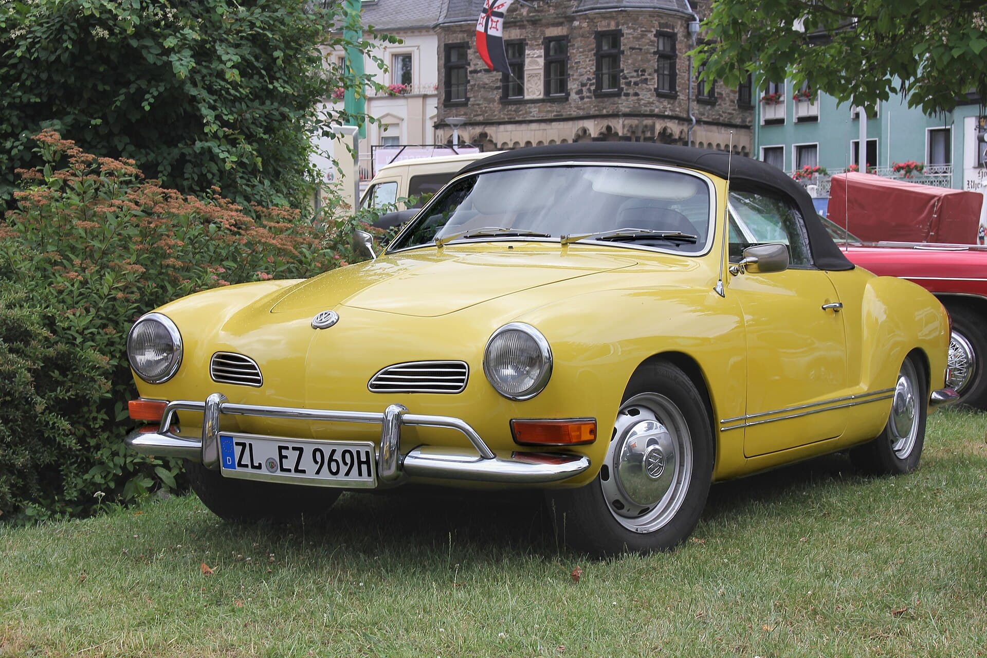 Ein Cabriolet von 1969 mit den eckigen Blinkern dieses Jahrgangs. Beim offenen Karmann zählen Verdeckkasten und die Verstärkungen der Bodengruppe. Foto: Lothar Spurzem, Wikimedia Commons, CC BY-SA 2.0 de, skaliert. Ein gelbes Karmann Ghia Cabriolet von 1969 mit geschlossenem Verdeck und H-Kennzeichen