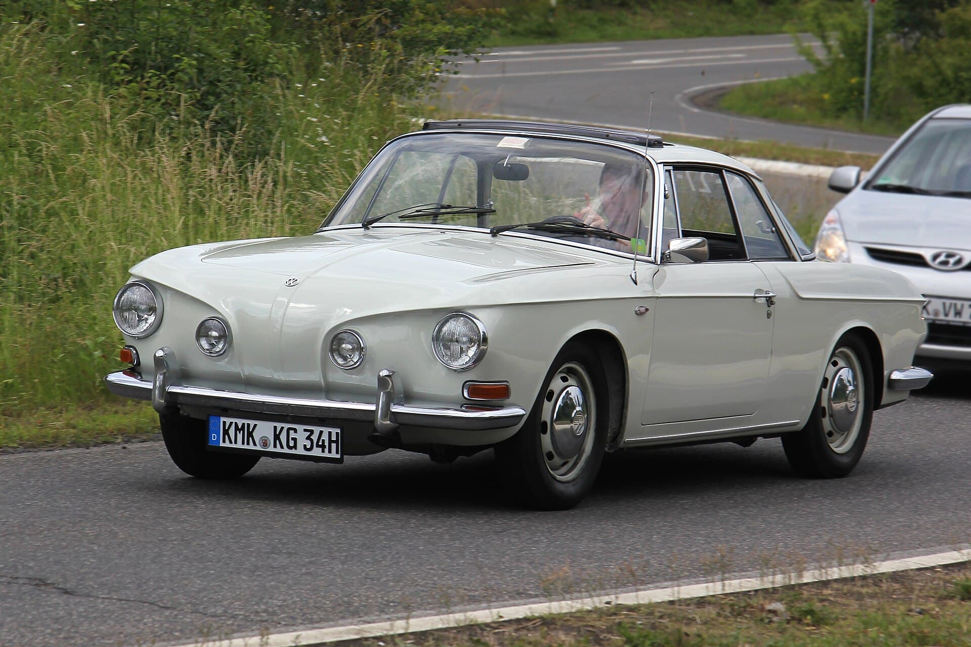 Der große Karmann: ein Typ 34 von 1969, dem letzten Baujahr. Kantig, mit 4 Scheinwerfern und einem Kofferraum vorn, den der Typ 14 entbehrte. Foto: Lothar Spurzem, Wikimedia Commons, CC BY-SA 2.0 de, skaliert. Ein Karmann Ghia Typ 34 von 1969 in Weiß mit H-Kennzeichen auf der Landstraße