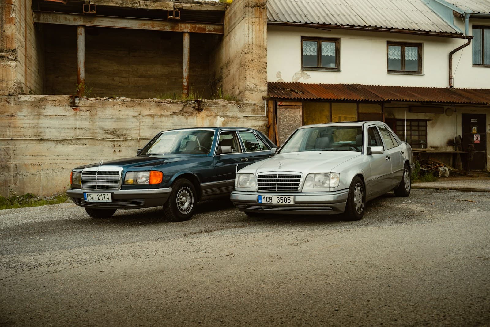 Mercedes W124 kaufen: Motoren, Modellpflegen, Rost, Kabelbaum und Preise 2026 Mercedes W124 kaufen: Motoren, Modellpflegen, Rost, Kabelbaum und Preise 2026, Titelbild