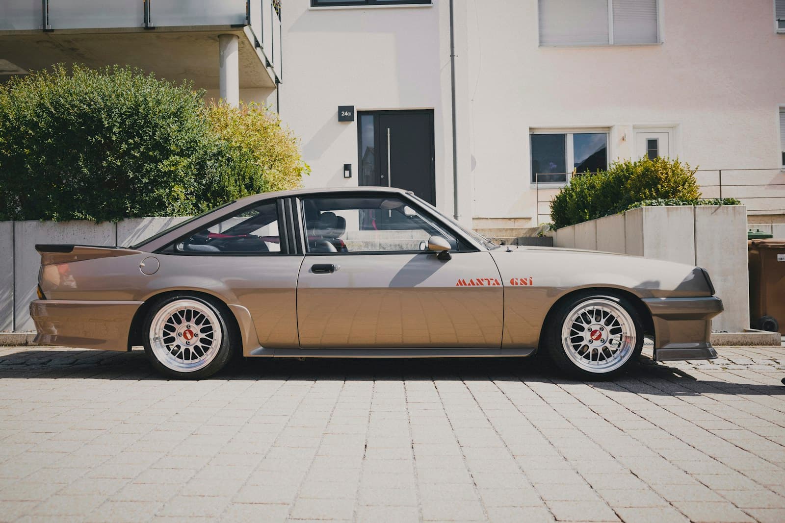 Der Manta B: die lange Haube, die schmale Nase, das Coupé, das die Witze überlebte. Ein Opel Manta B