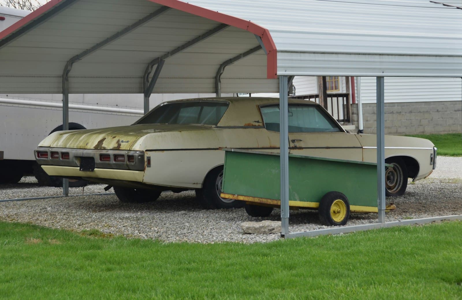 Der Fund: Was 30 Jahre stand, hat 30 Jahre Geschichte, und keine Bremsen. Ein Wagen im Schnee