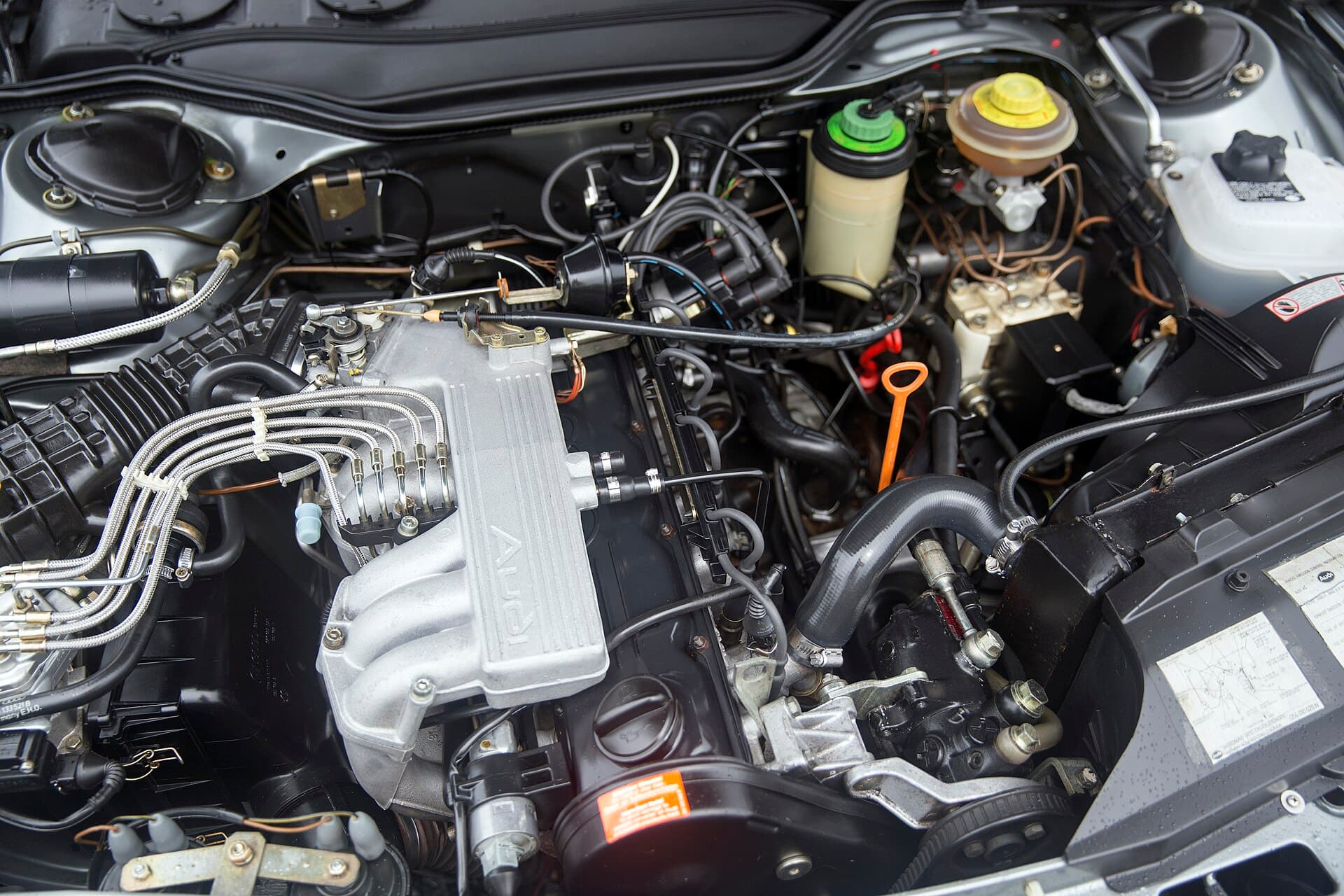 Der Audi 2.3 10V mit 136 PS: im T3 ein beliebter Umbau, für das H-Kennzeichen ein fremder Hersteller. Foto: Mr.choppers, Wikimedia Commons, CC BY-SA 3.0, skaliert. Ein Audi-Fünfzylinder 2.3 10V im Motorraum eines Audi 100 C3