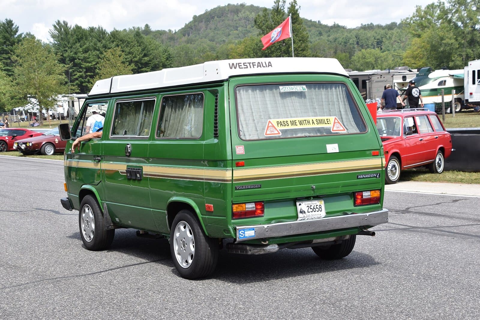 Ein T3 Westfalia von 1983 mit dem 1,9-Liter-Wasserboxer und 78 PS. Der Motor sitzt hinten, der Kühler vorn, 15 Meter dazwischen. Foto: Charles from Port Chester, Wikimedia Commons, CC BY 2.0, skaliert. Ein grüner VW T3 Westfalia von 1983 von hinten