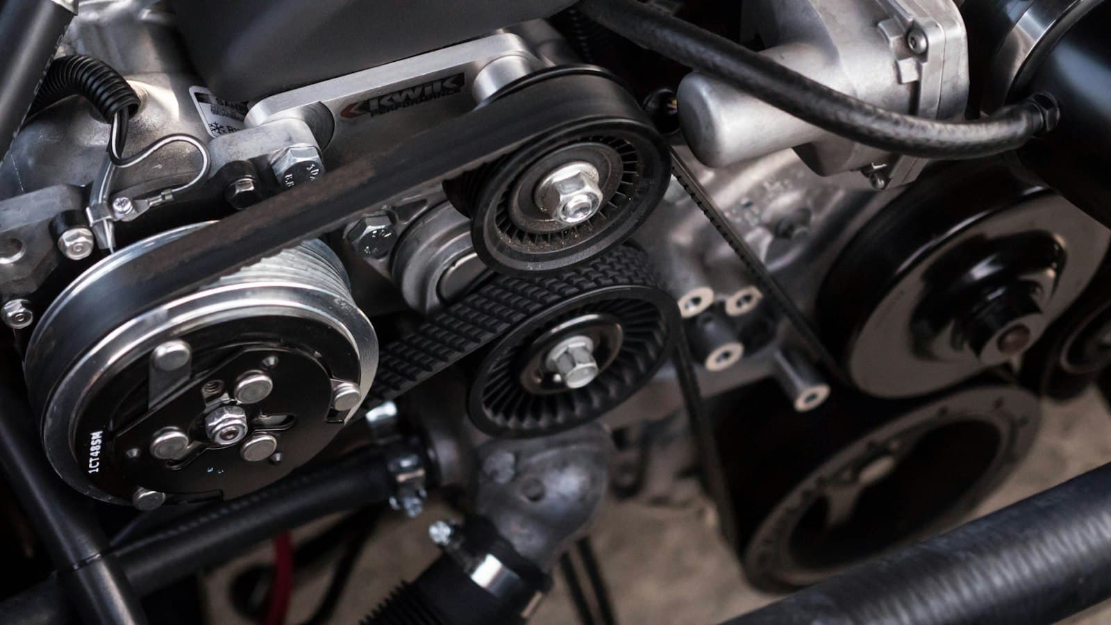 Riemen, Kette oder Zahnrad, was die Nockenwelle treibt, bestimmt die Pflege. Ein Motor im Detail